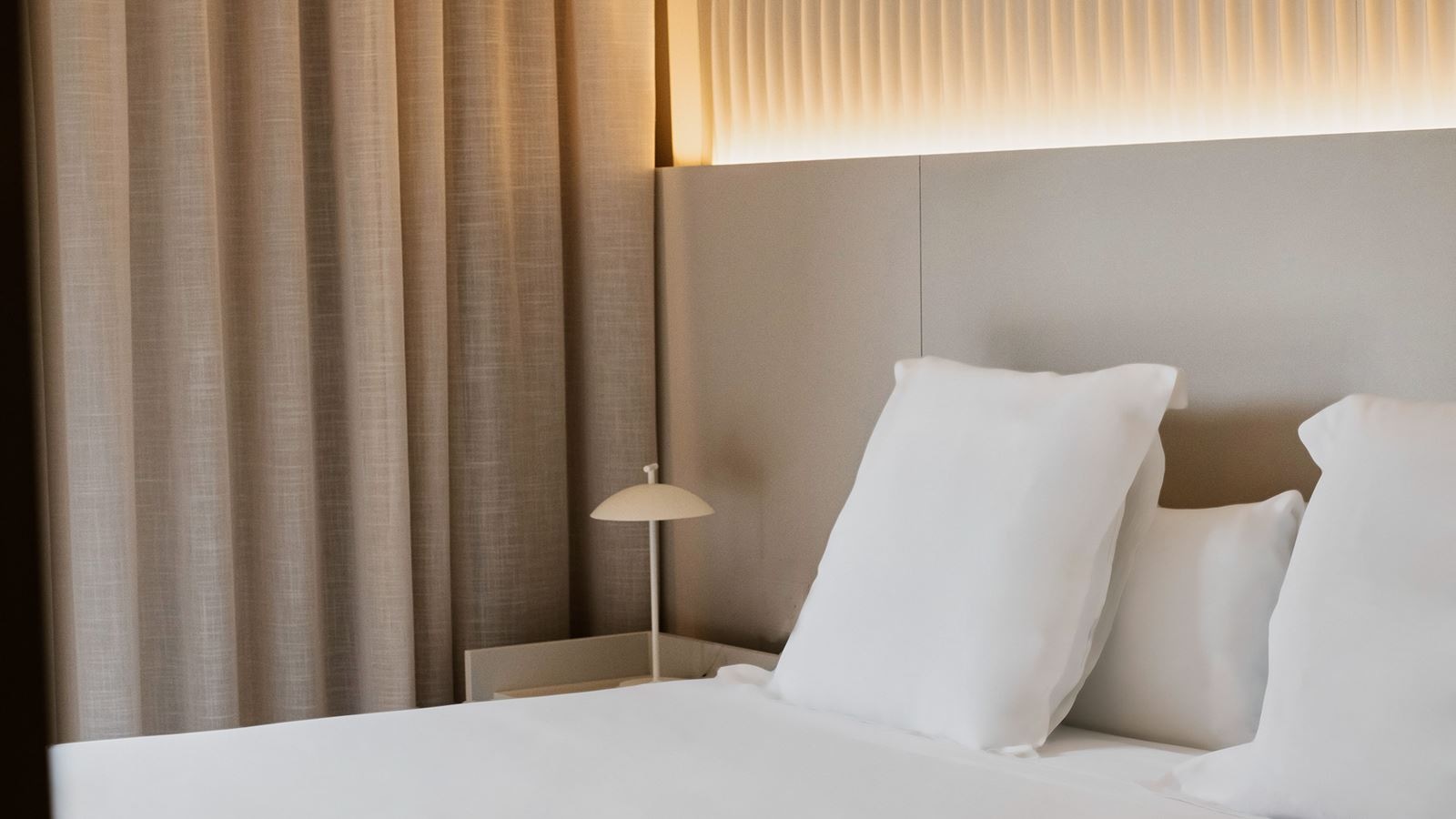 rooms-s2b-one-bedroom-suite-balcony-or-terrace