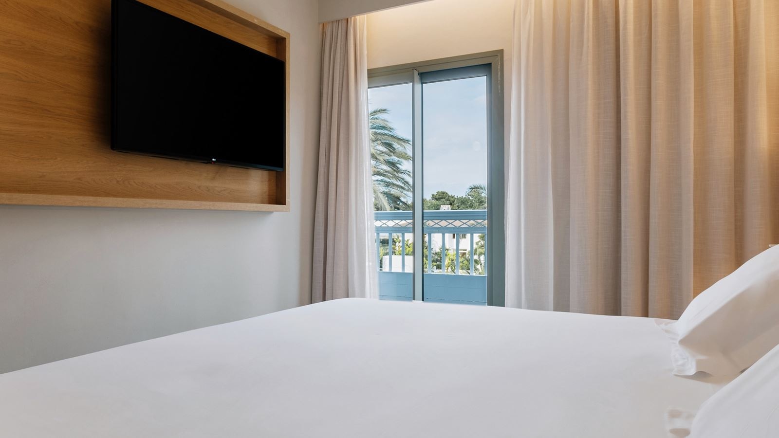 rooms-s2b-one-bedroom-suite-balcony-or-terrace