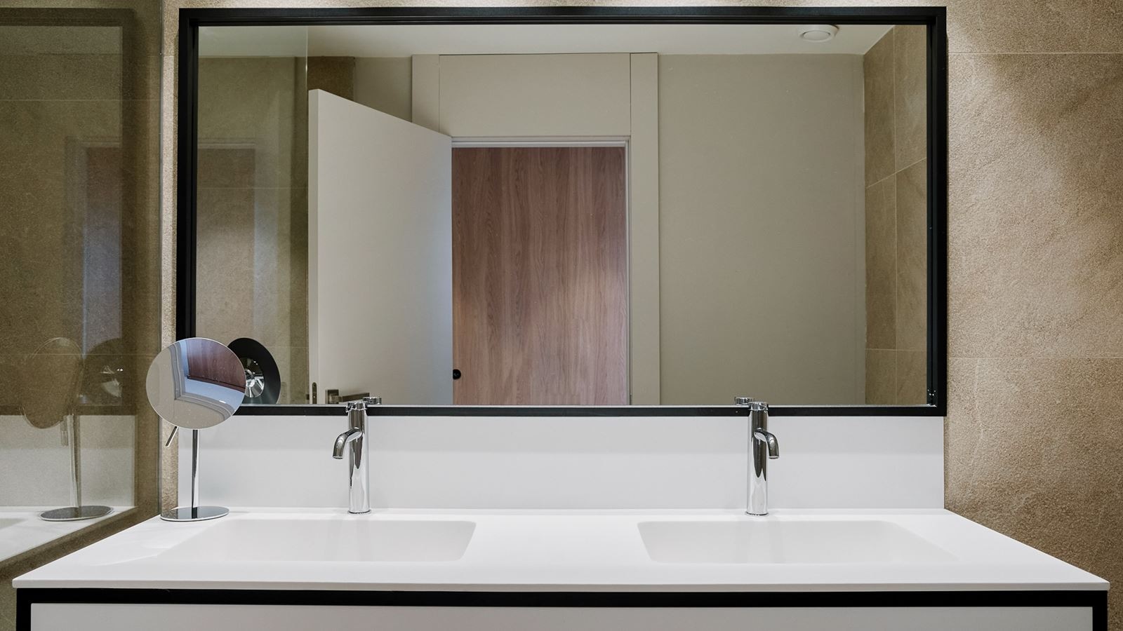 rooms-s4b-two-bedroom-suite-balcony-or-terrace