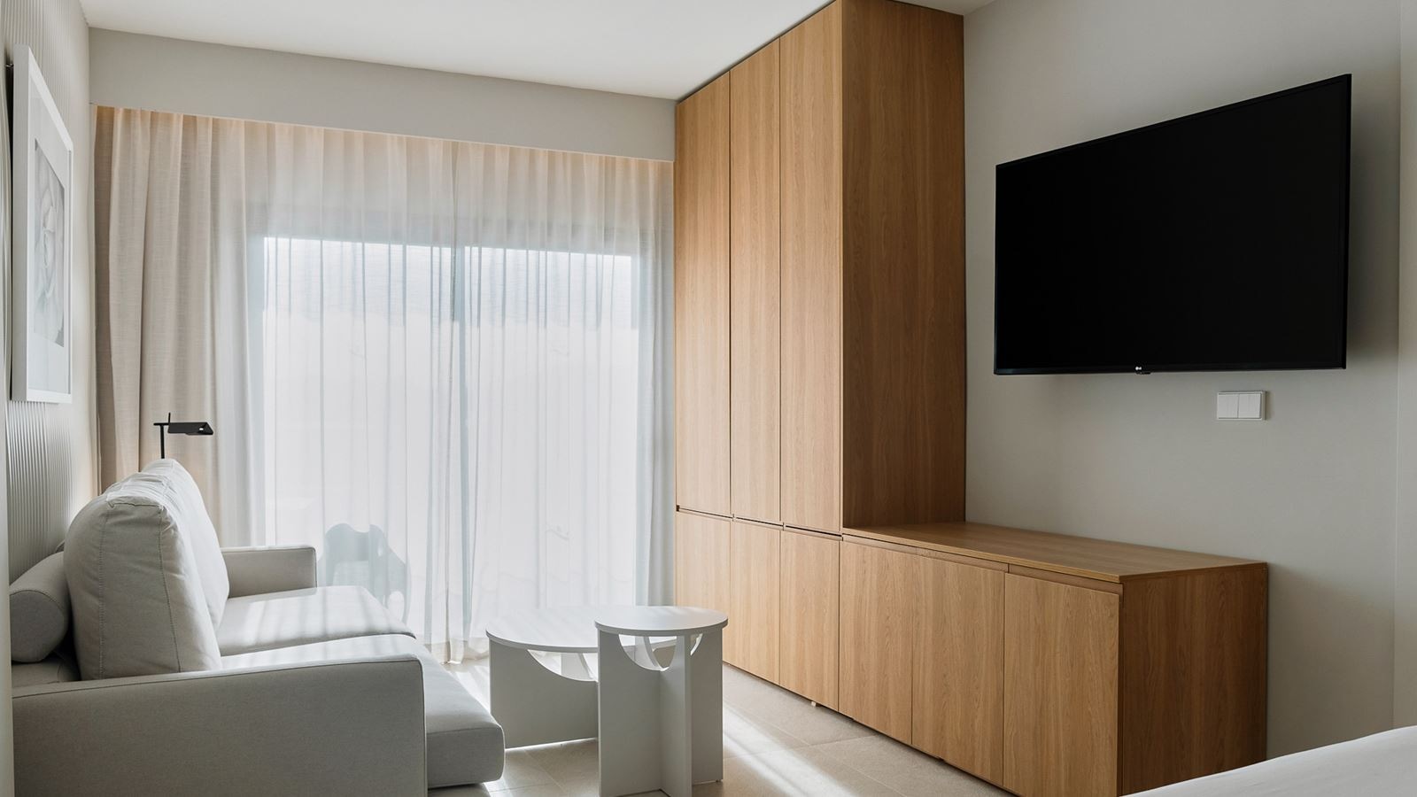 rooms-s4b-two-bedroom-suite-balcony-or-terrace