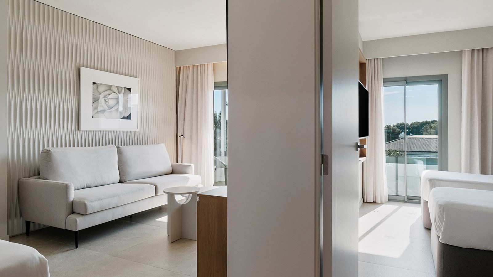 rooms-s4b-two-bedroom-suite-balcony-or-terrace