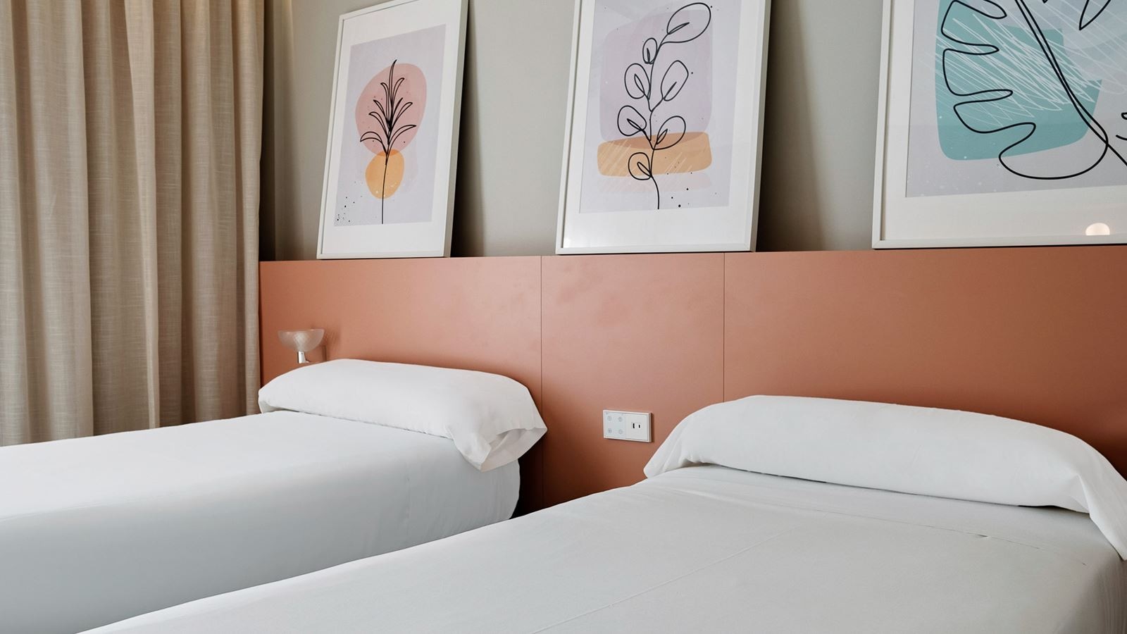 rooms-s4b-two-bedroom-suite-balcony-or-terrace