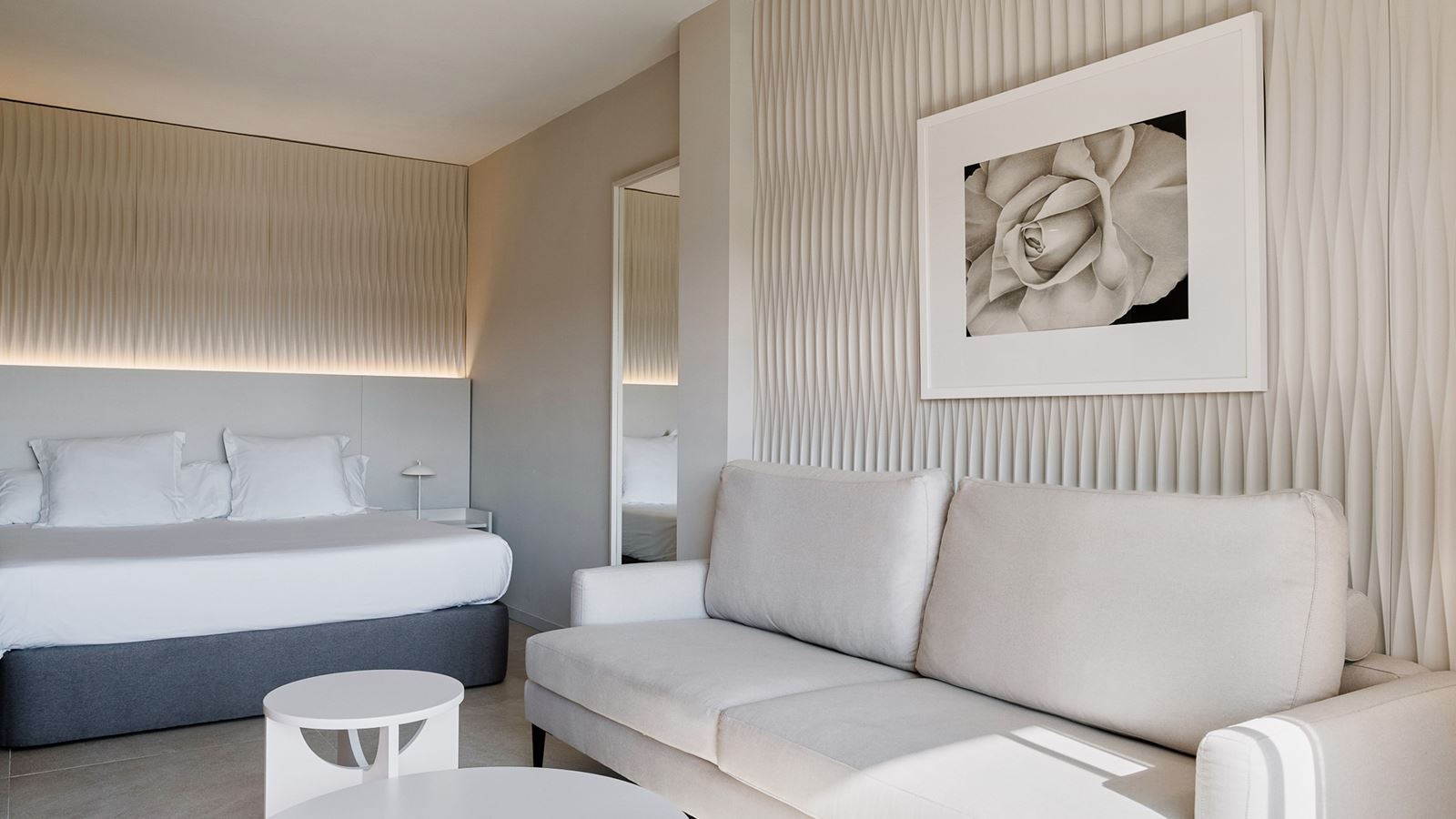 rooms-s4b-two-bedroom-suite-balcony-or-terrace