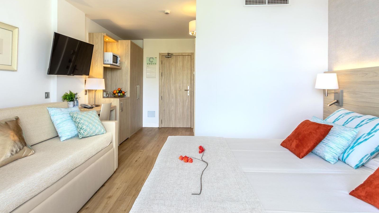 rooms-double-room--balcony-or-terrace