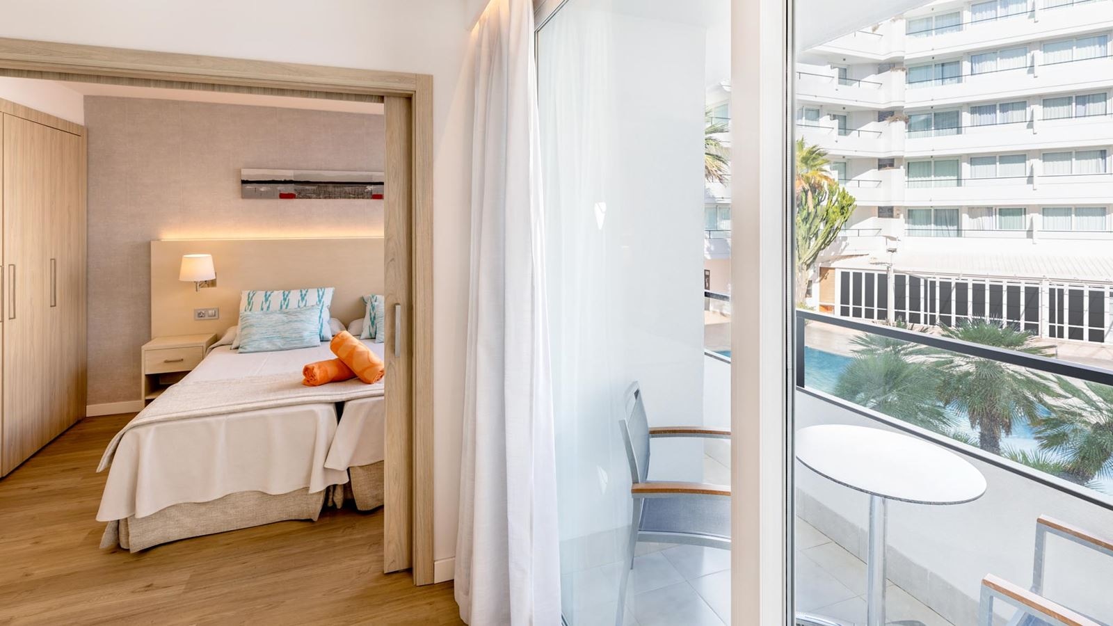 rooms-apt-1-bedroom-pool-view