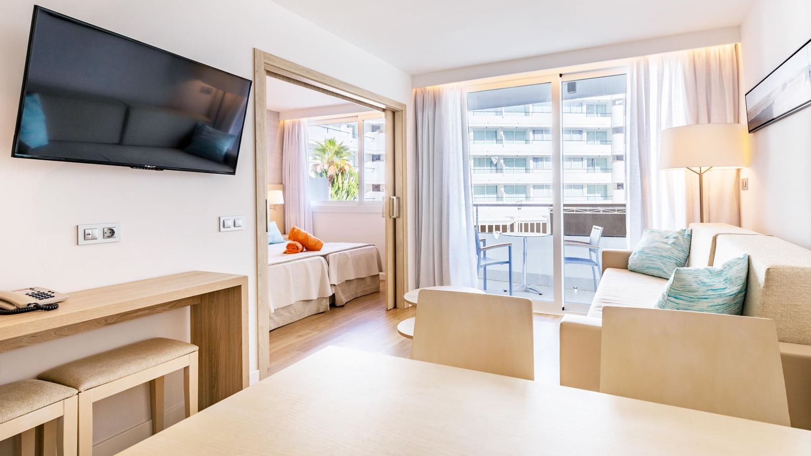 rooms-apt-1-bedroom-pool-view