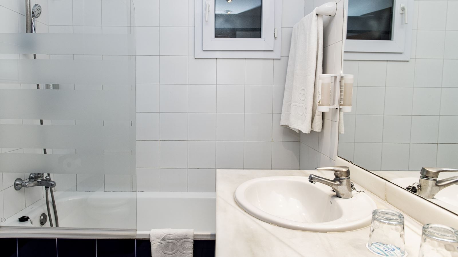 rooms-double-single-use-side-sea-view