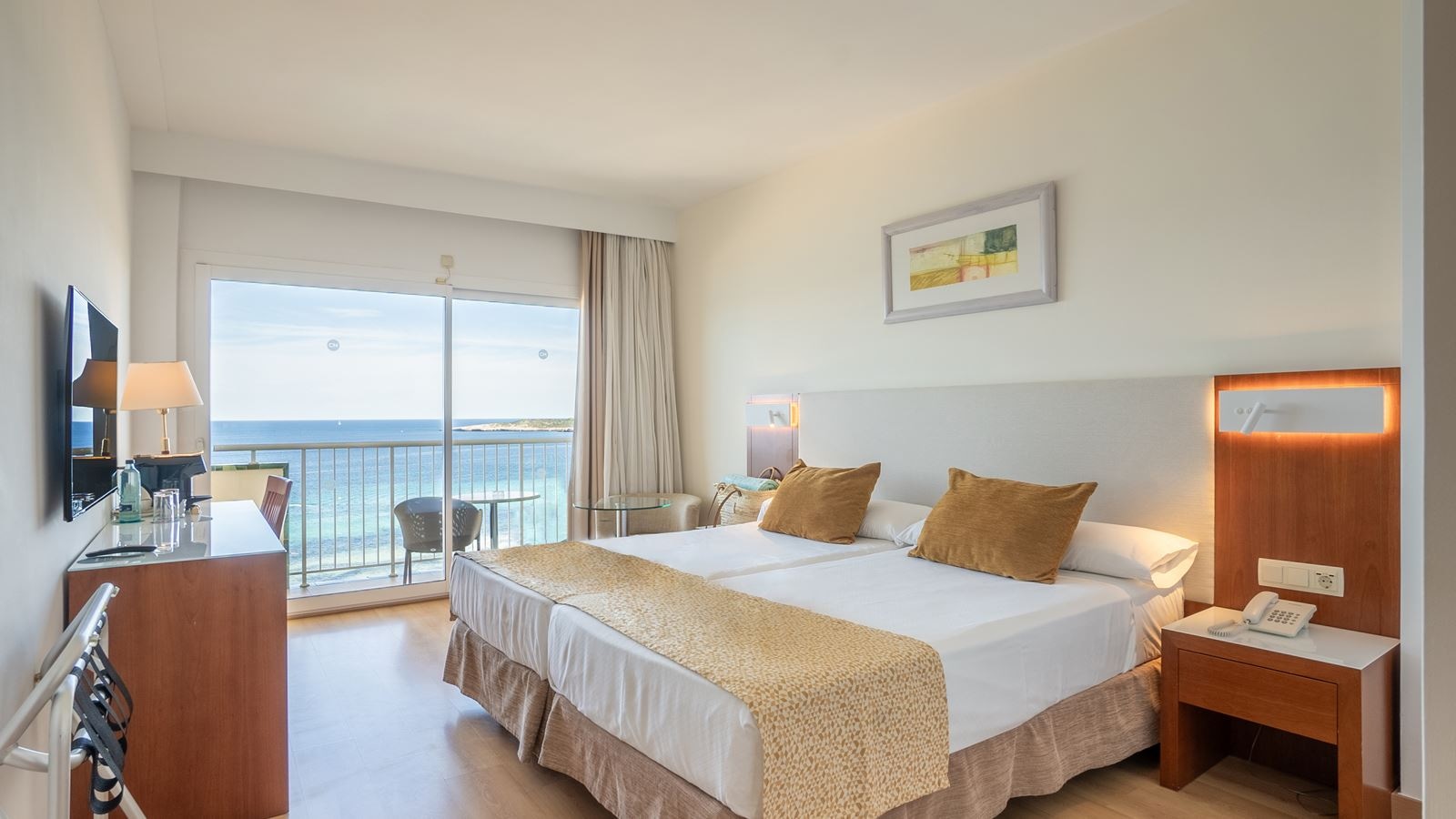 rooms-monoparent-room-single-w-child-seaview-balcony-or-terrace