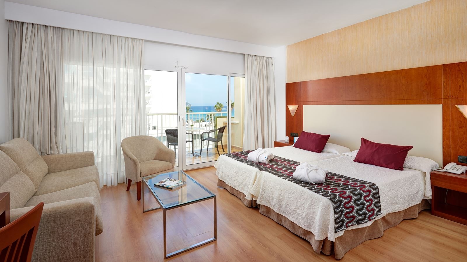 rooms-juniorsuite-lateralseaview-balcony-or-terrace