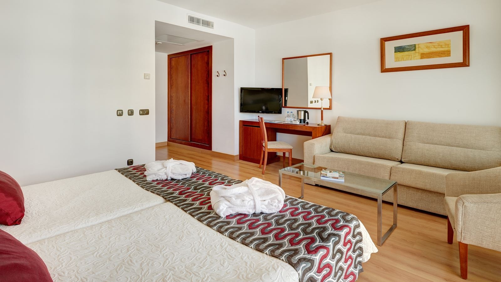 rooms-juniorsuite-lateralseaview-balcony-or-terrace