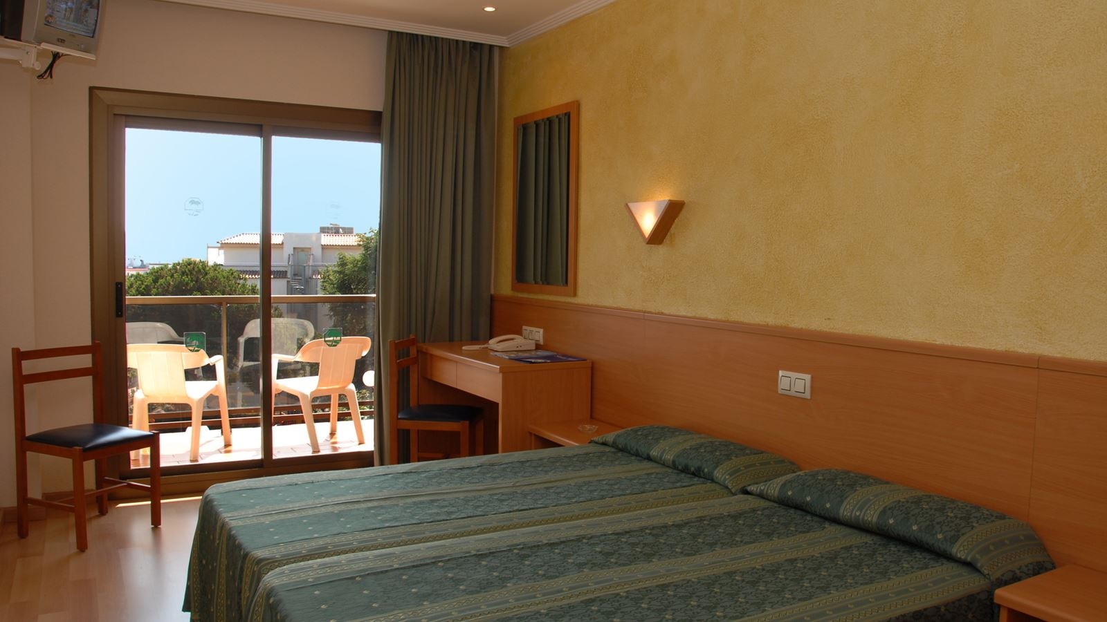 rooms-room-doble-balcony-or-terrace