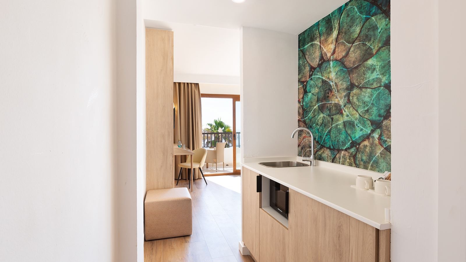 rooms-1-bedroom-suite-balcony-or-terrace