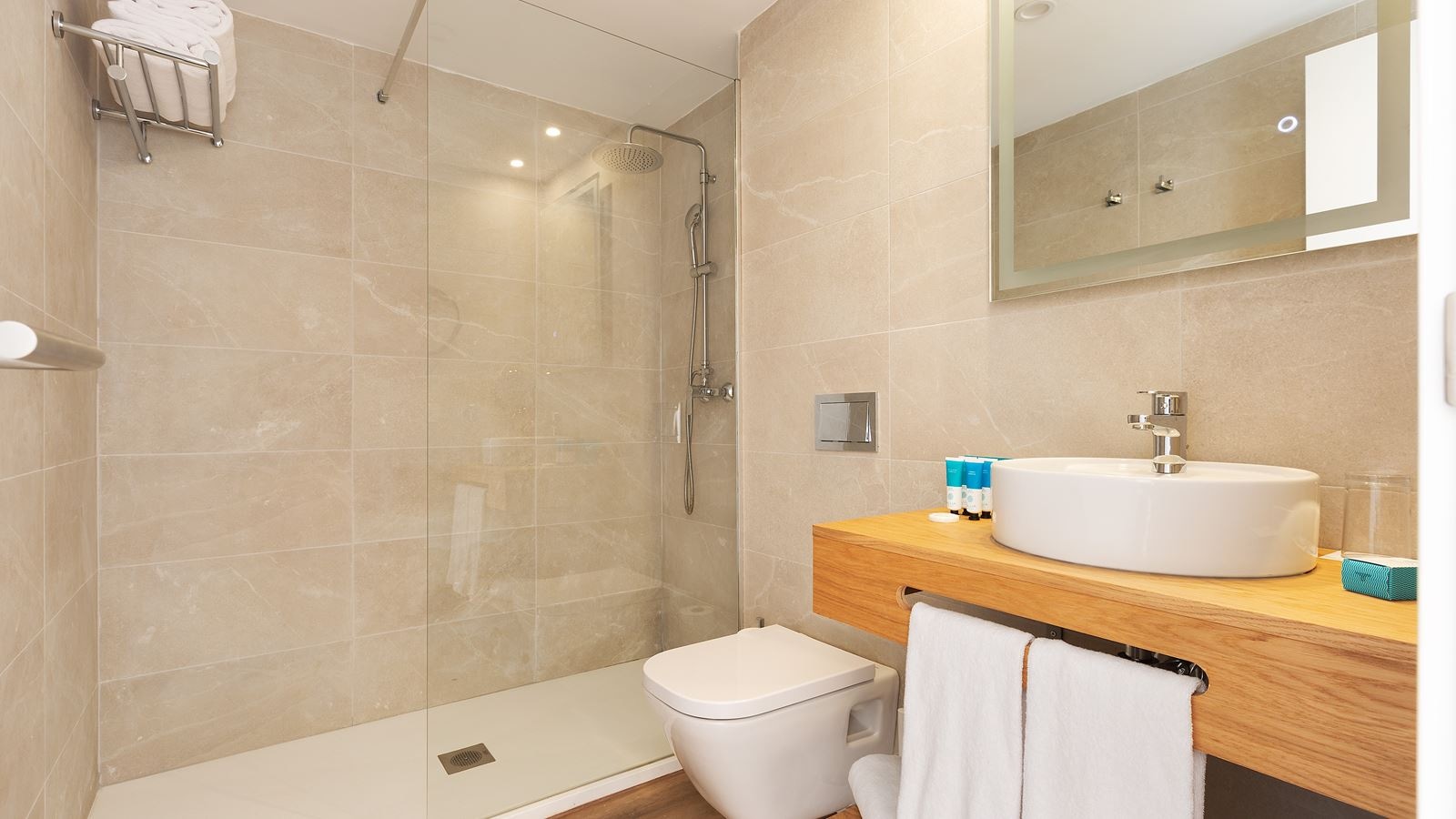 rooms-1-bedroom-suite-balcony-or-terrace