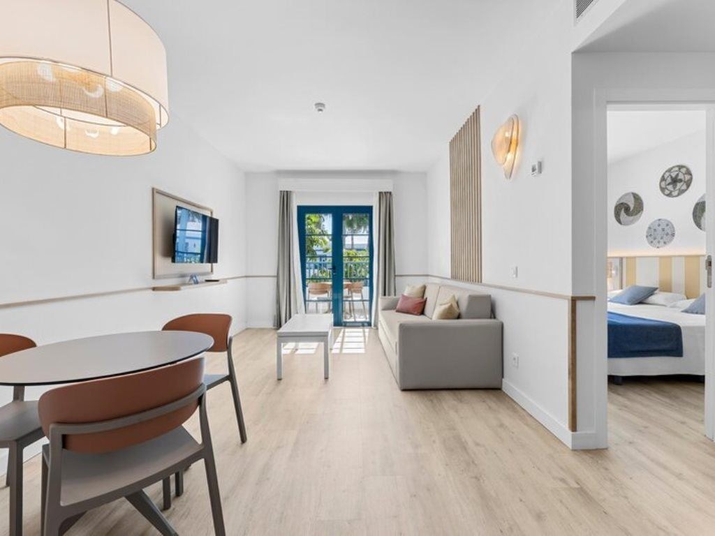 rooms-a1p-renovated-deluxe-1-bedroom-with-balcony-or-terrace