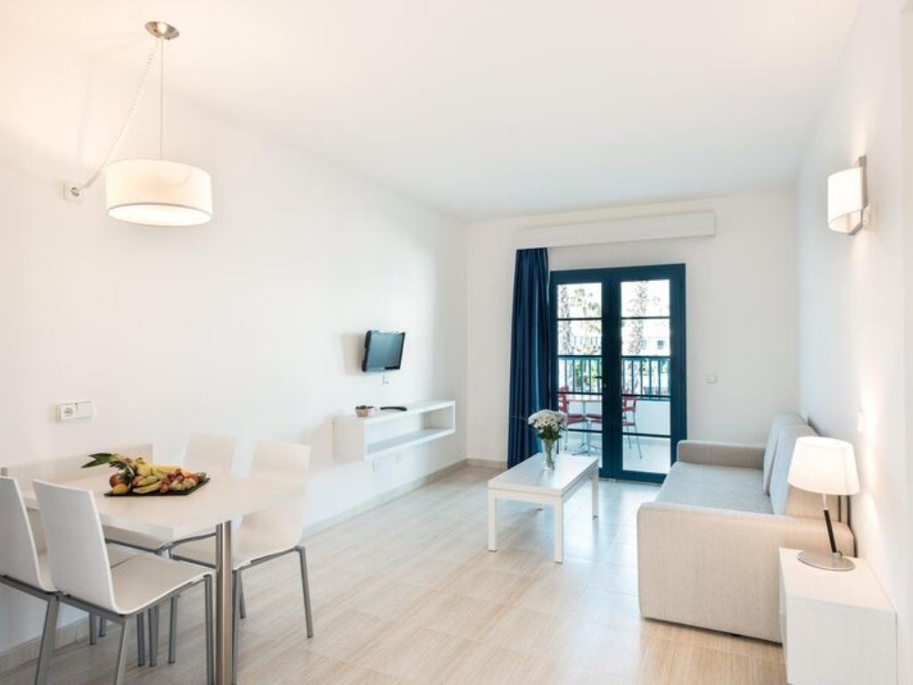 rooms-a1cmpool-apartment-premium-pool-view-family--2-units-connected