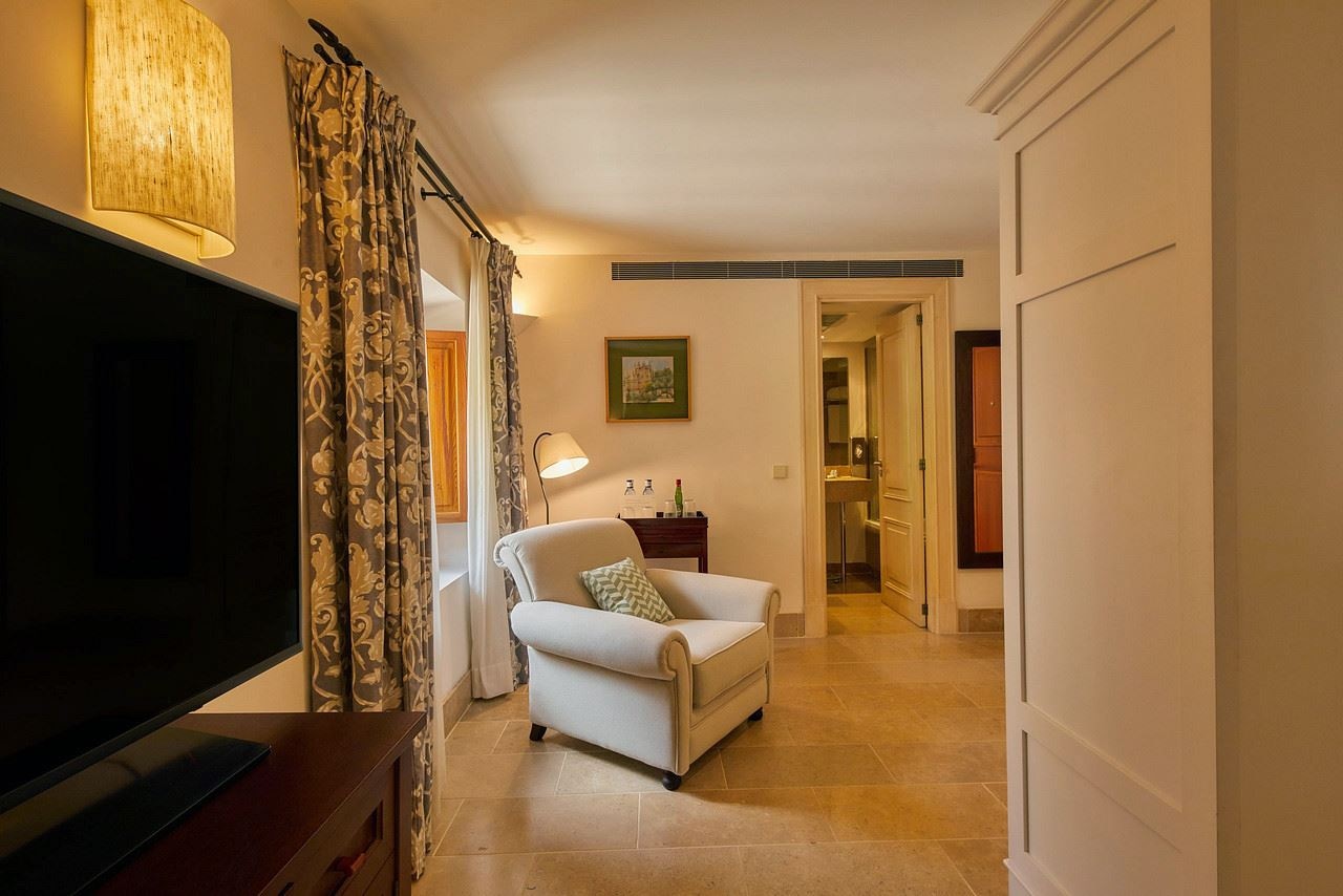 rooms-tramuntana-room-with-french-balcony