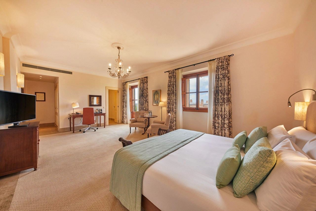 rooms-tramuntana-deluxe-room-with-french-balcony