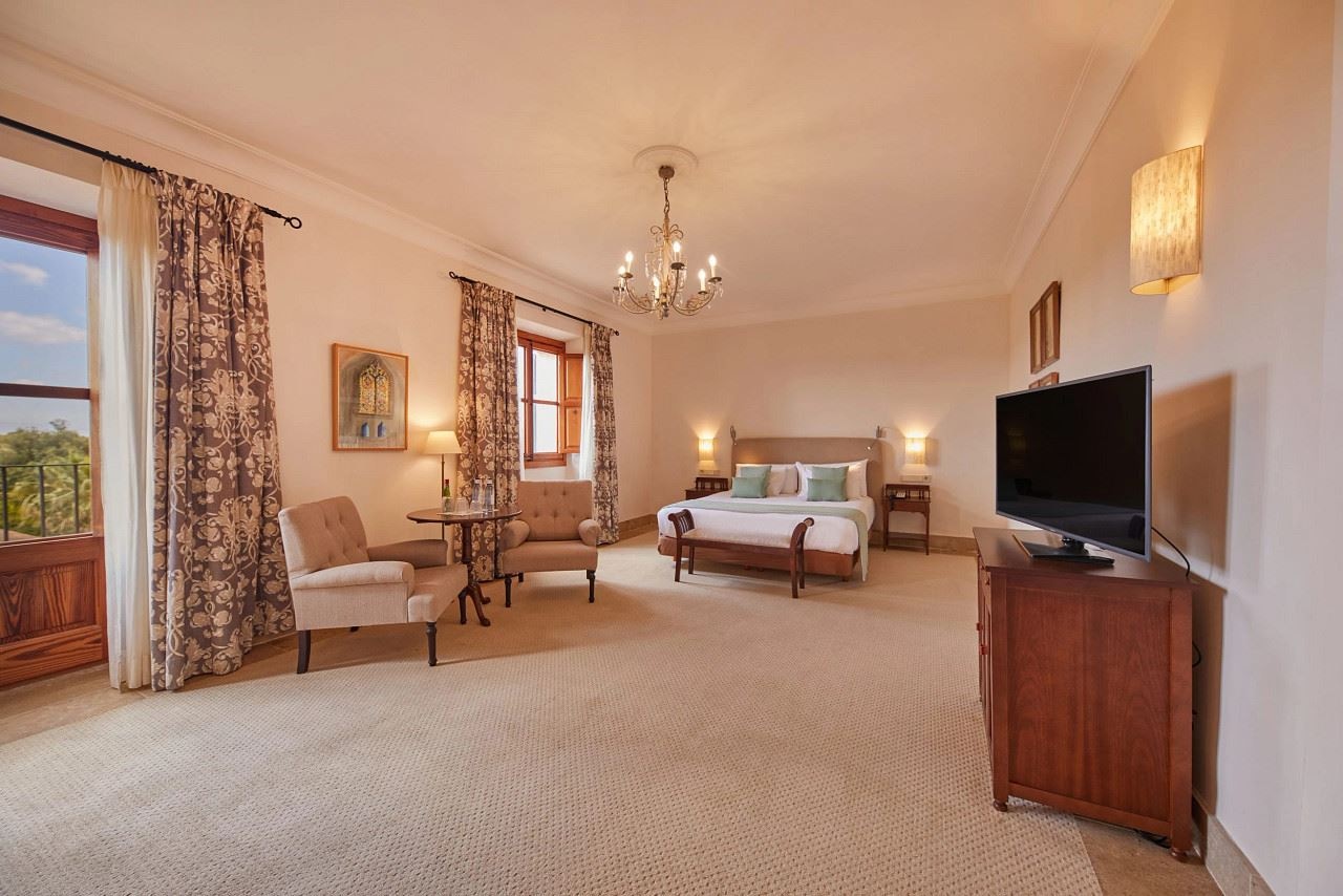 rooms-tramuntana-deluxe-room-with-french-balcony