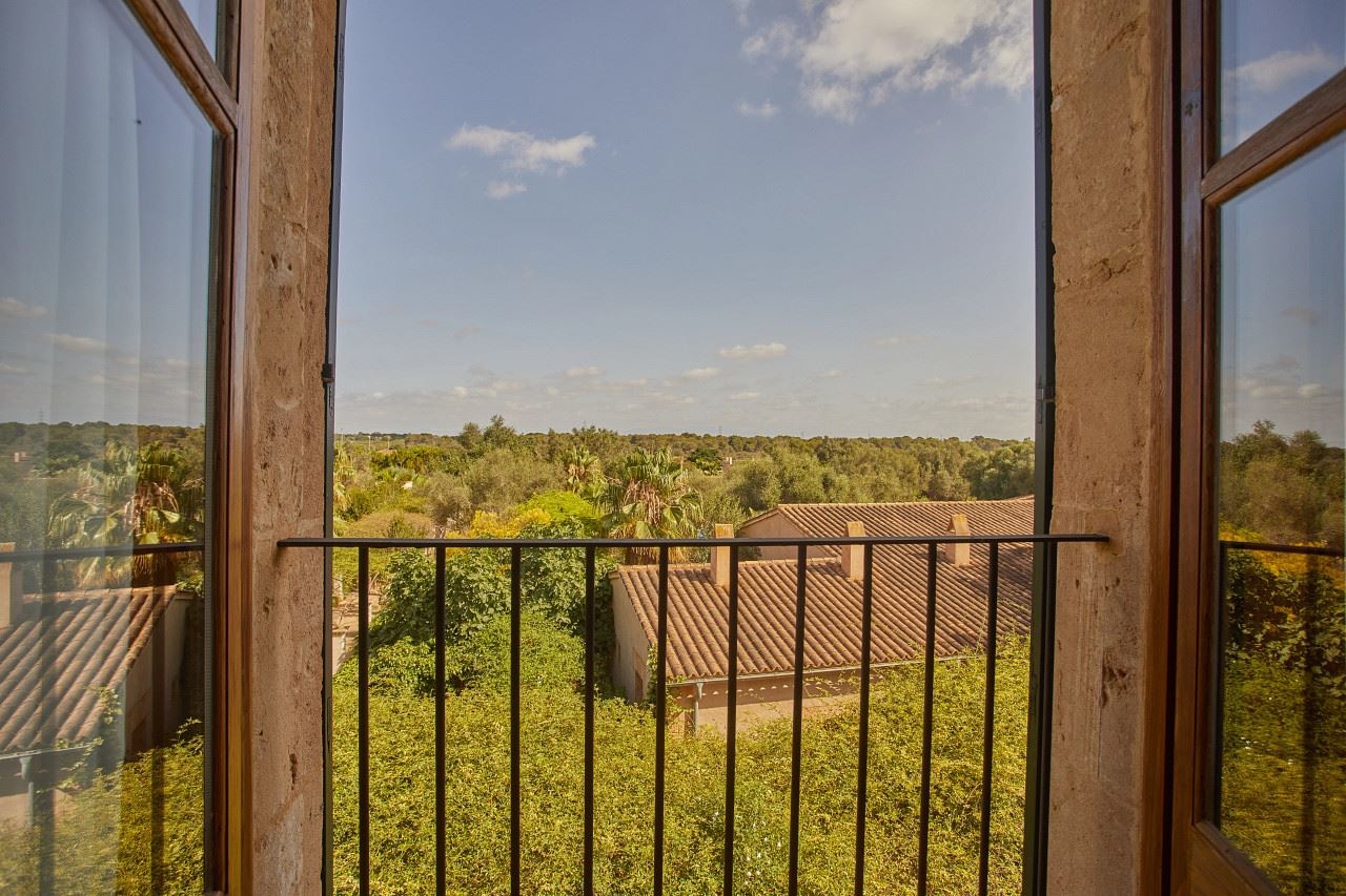 rooms-tramuntana-deluxe-room-with-french-balcony