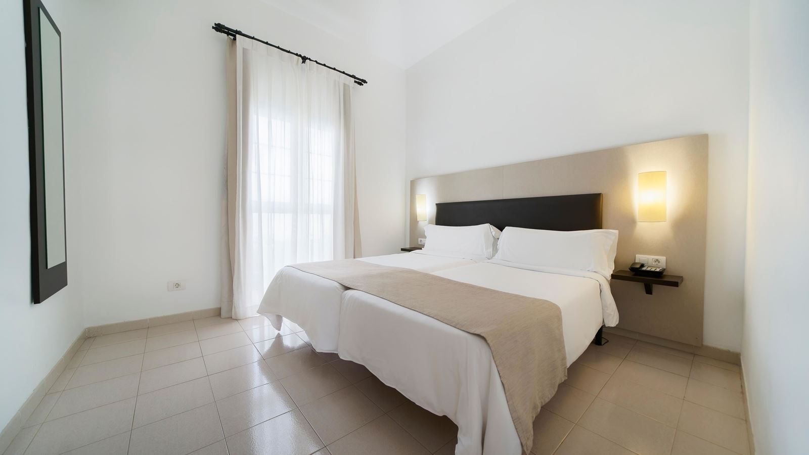 rooms-apartment-1-bedroom-balcony-or-terrace