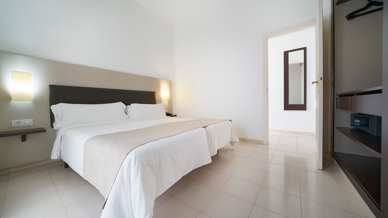 rooms-apartment-1-bedroom-balcony-or-terrace