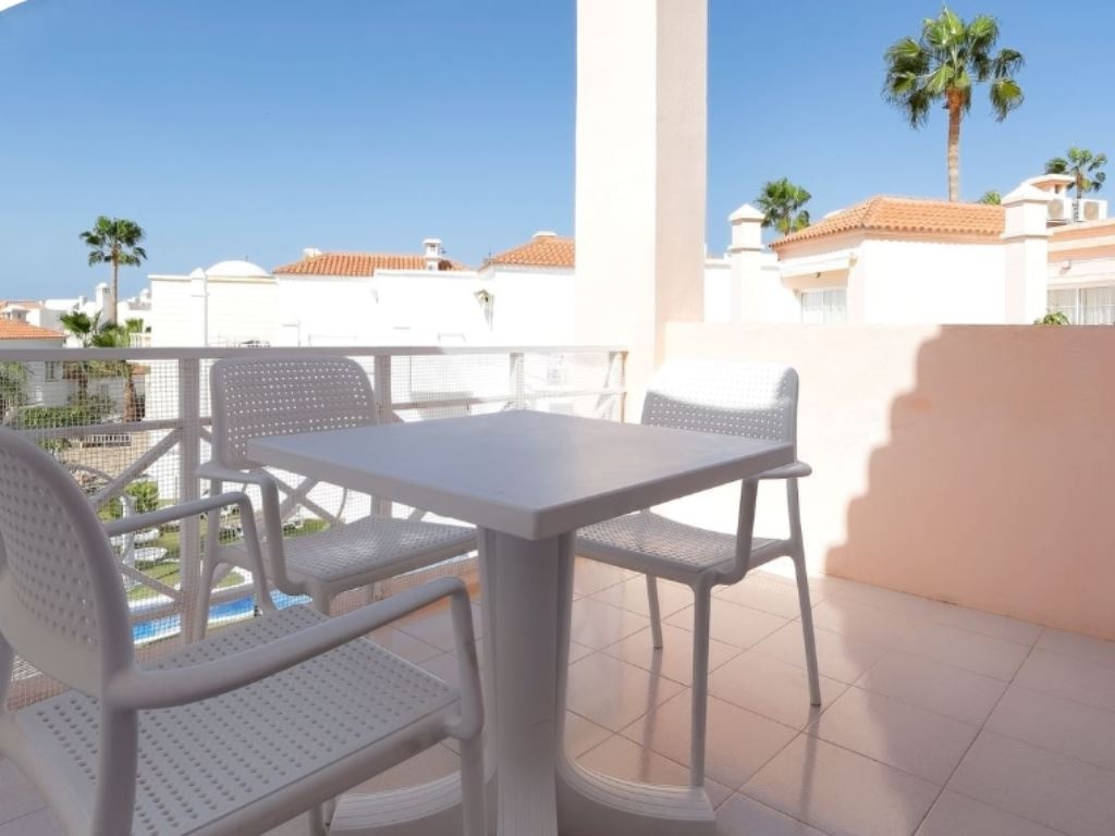 rooms-apartment-1-bedroom-balcony-or-terrace