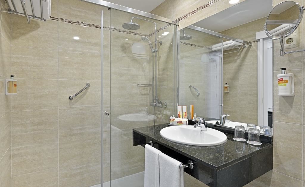 rooms-pool-view-room