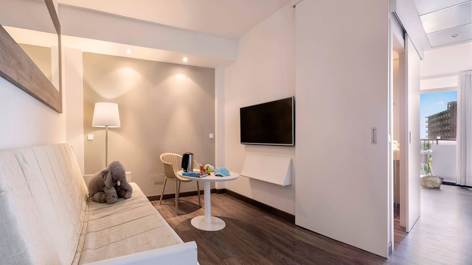 rooms-standard-juniorsuite-poolview