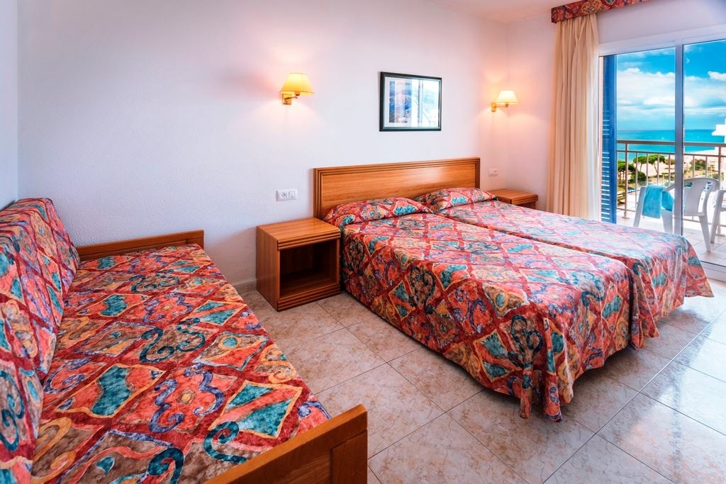 rooms-standard-room-lateral-sea-view