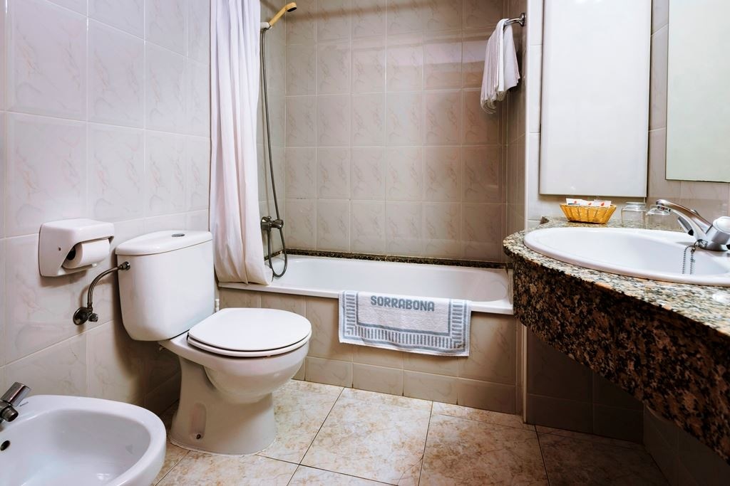 rooms-standard-room-lateral-sea-view