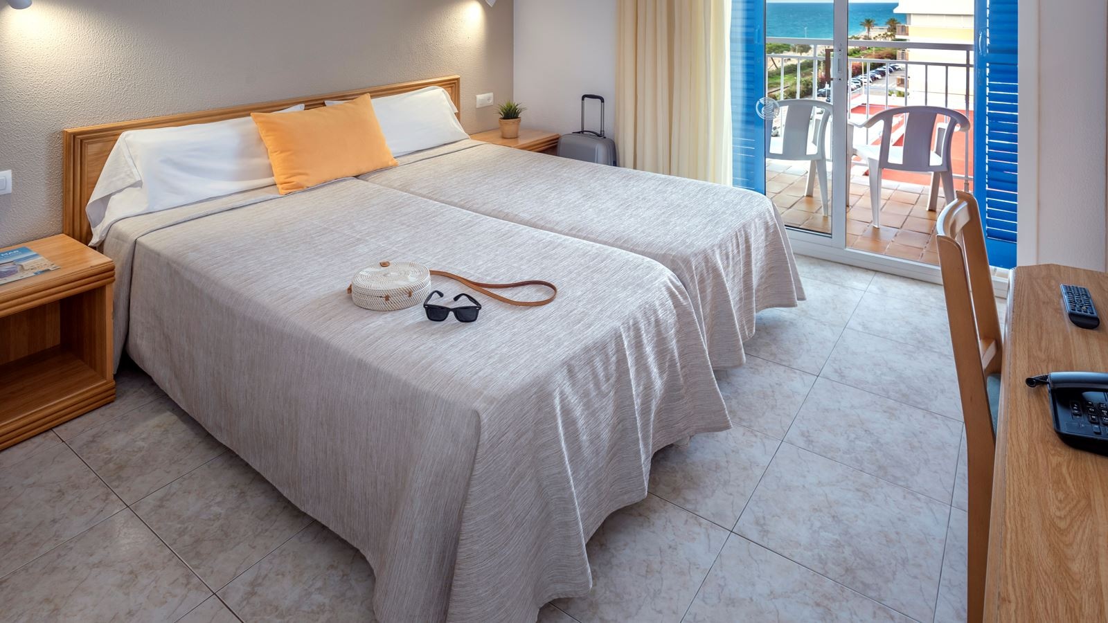 rooms-standard-room-lateral-sea-view