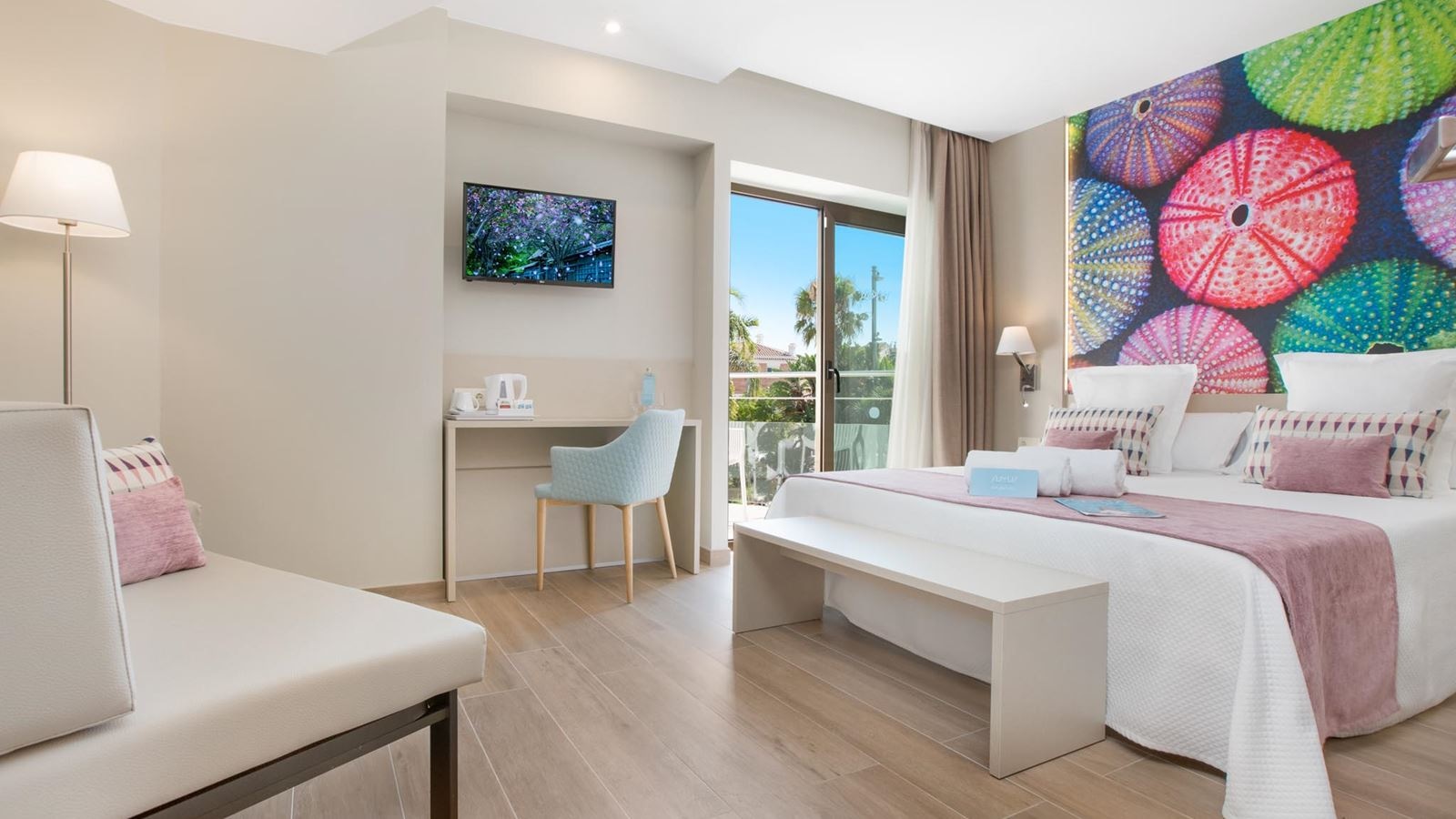 rooms-superior-pool-view-balcony