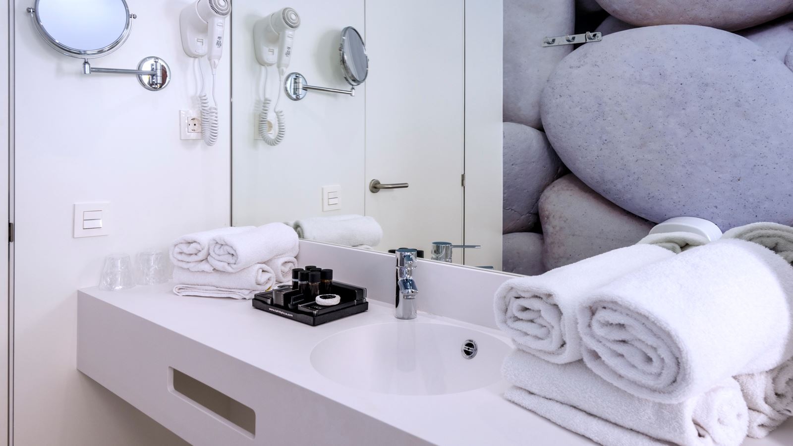 rooms-suite-balcony-or-terrace