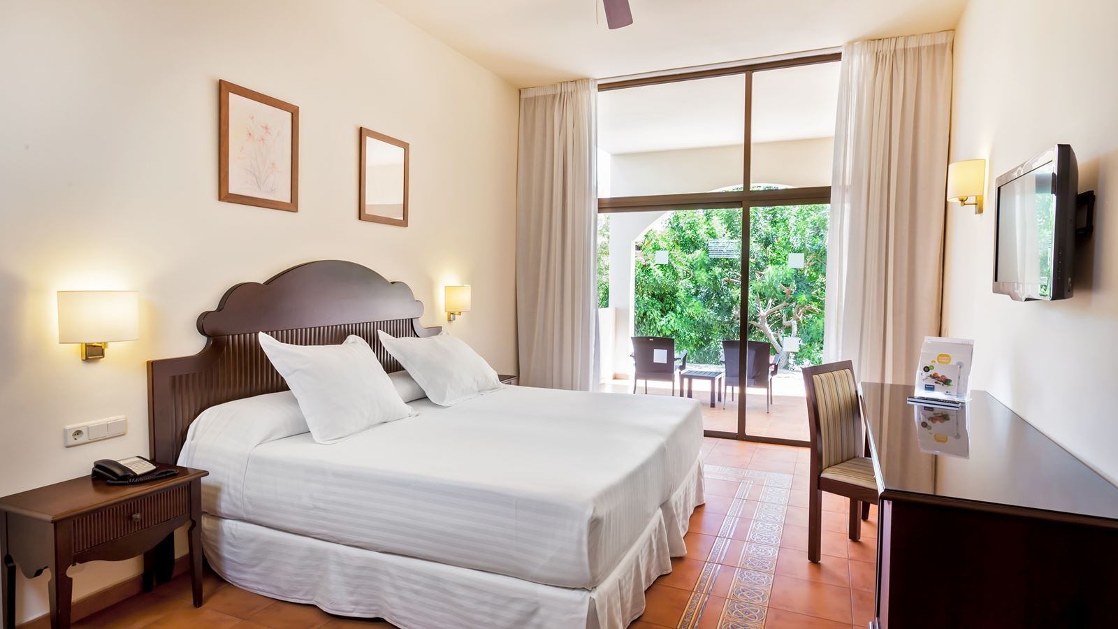 rooms-dbl-familystandard-room-2-adl-+-2-chd-quadruple-balcony-or-terrace