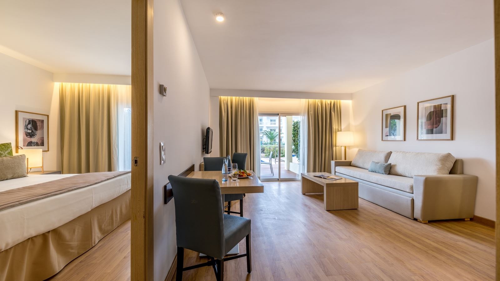 rooms-1-bedroom-suite-balcony-or-terrace