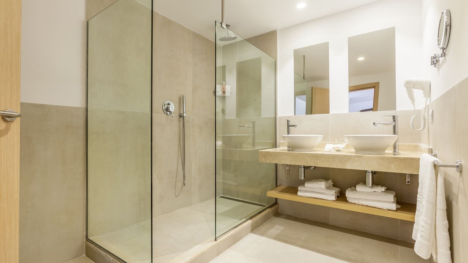 rooms-1-bedroom-suite-balcony-or-terrace