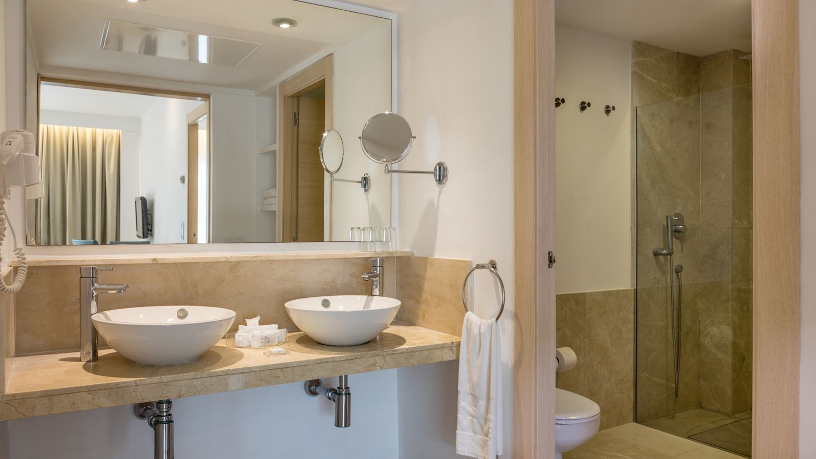 rooms-1-bedroom-suite-balcony-or-terrace