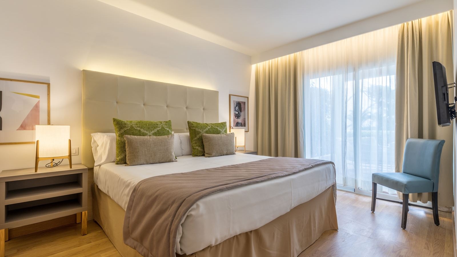 rooms-1-bedroom-suite-balcony-or-terrace