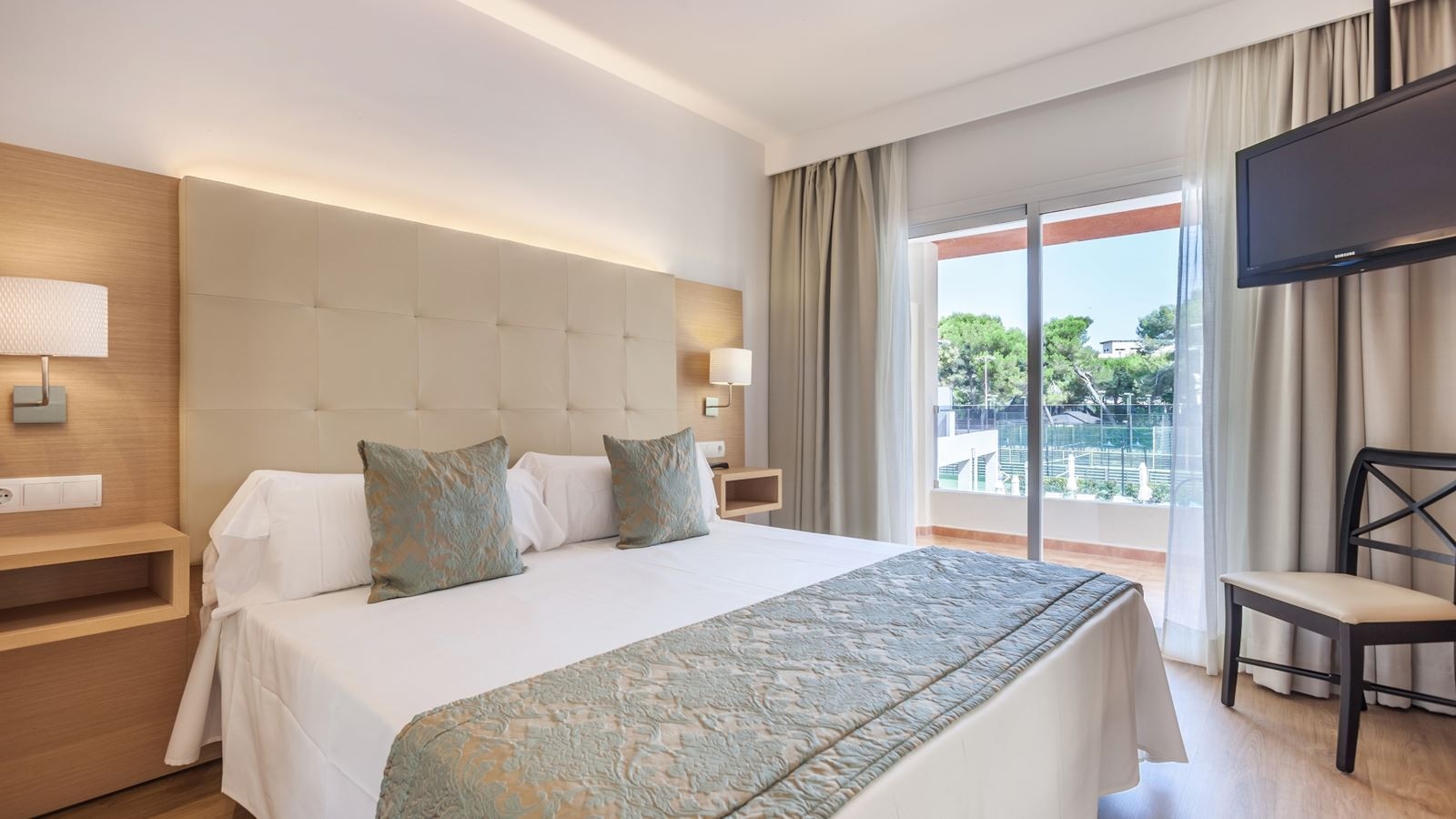 rooms-1-bedroom-suite-balcony-or-terrace