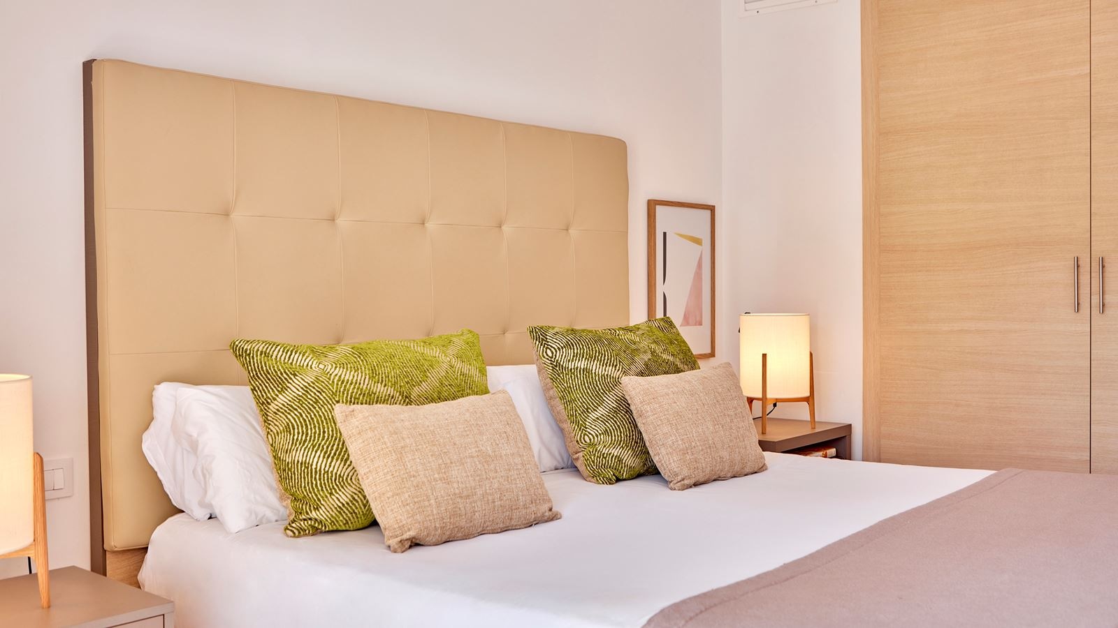 rooms-1-bedroom-suite-lateralseaview-balcony-or-terrace