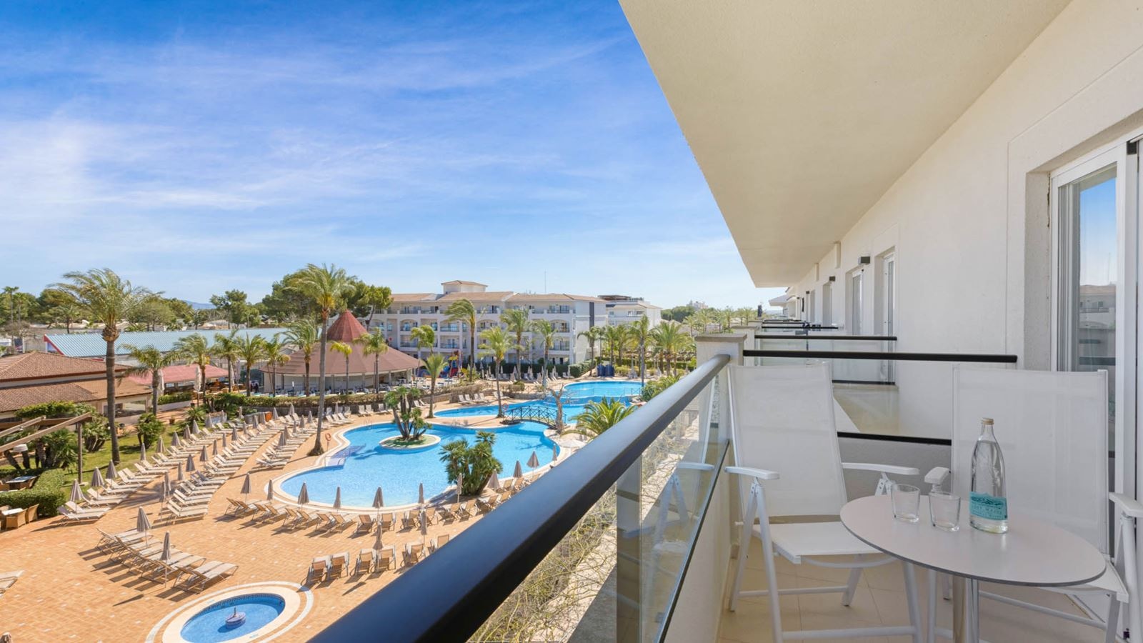 rooms-apt-1-bedroom-pool-view