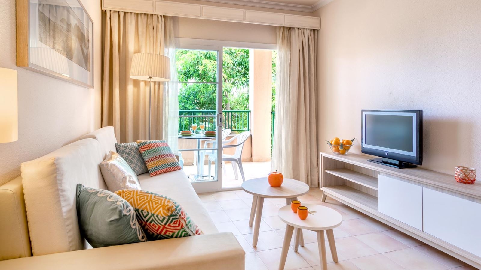 rooms-apt-1-bedroom-sideseaview-balcony-or-terrace