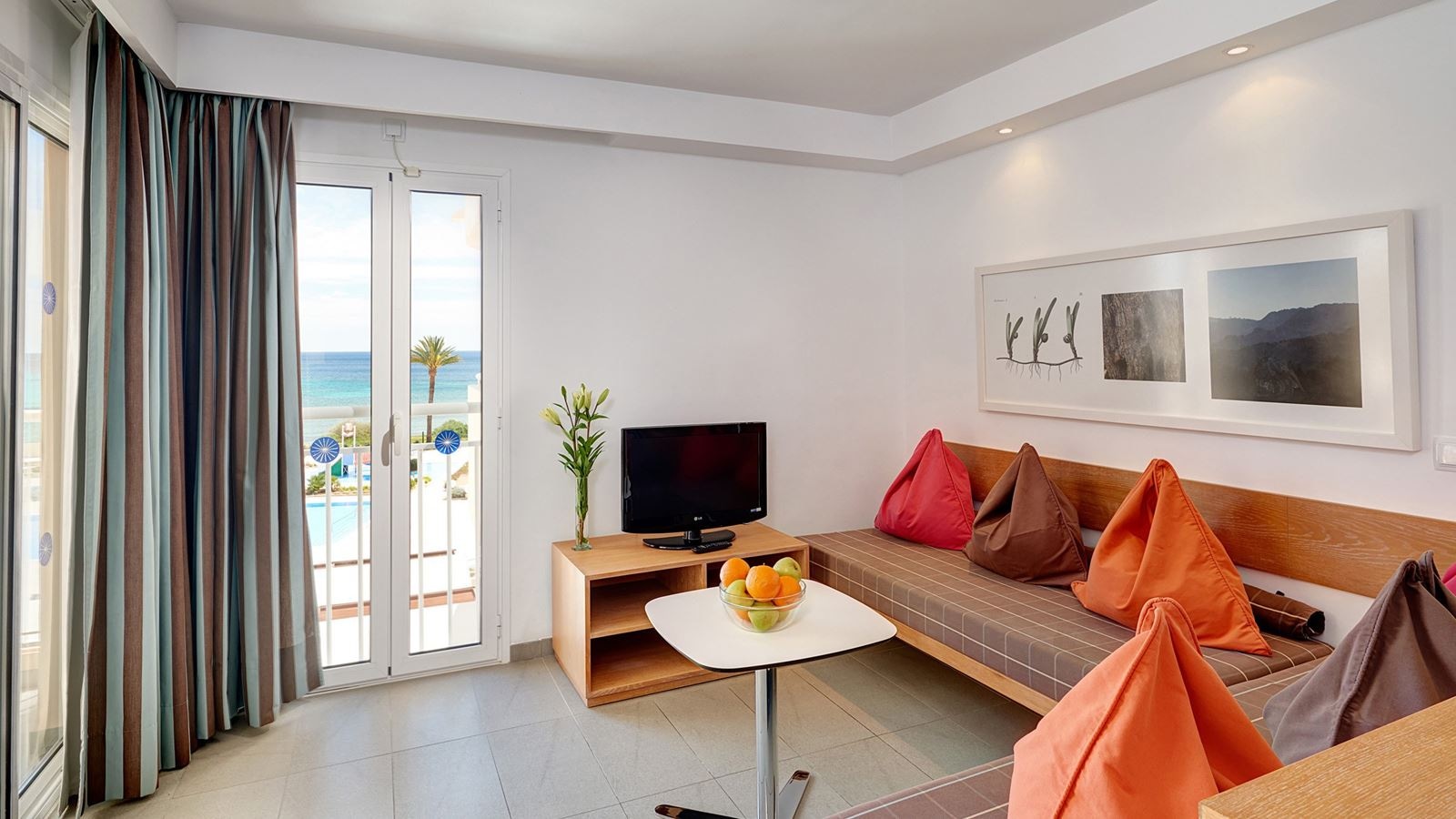 rooms-apartment-1-bedroom-poolview