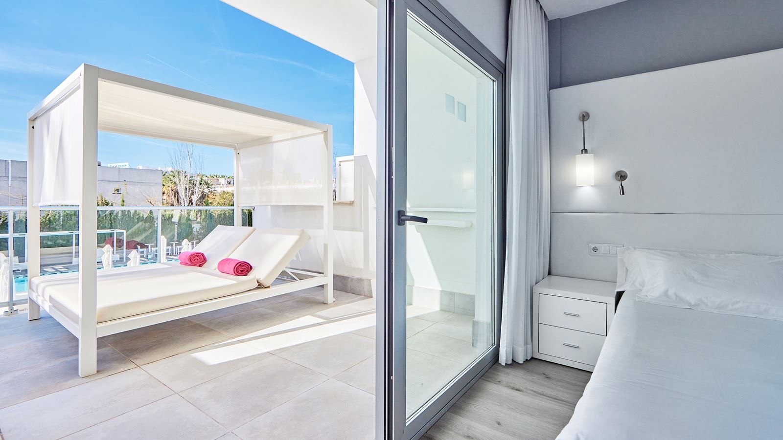 rooms-lbb-deluxe-pool-view-with--bali-bed-first-floor--terrace