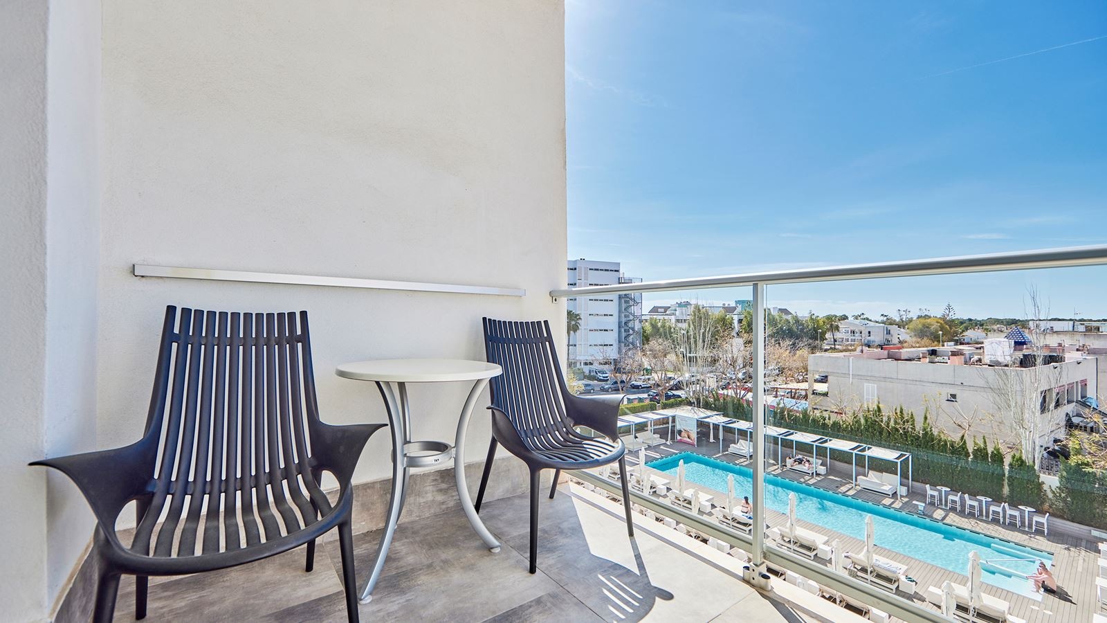 rooms-doble-poolview--balcony-or-terrace