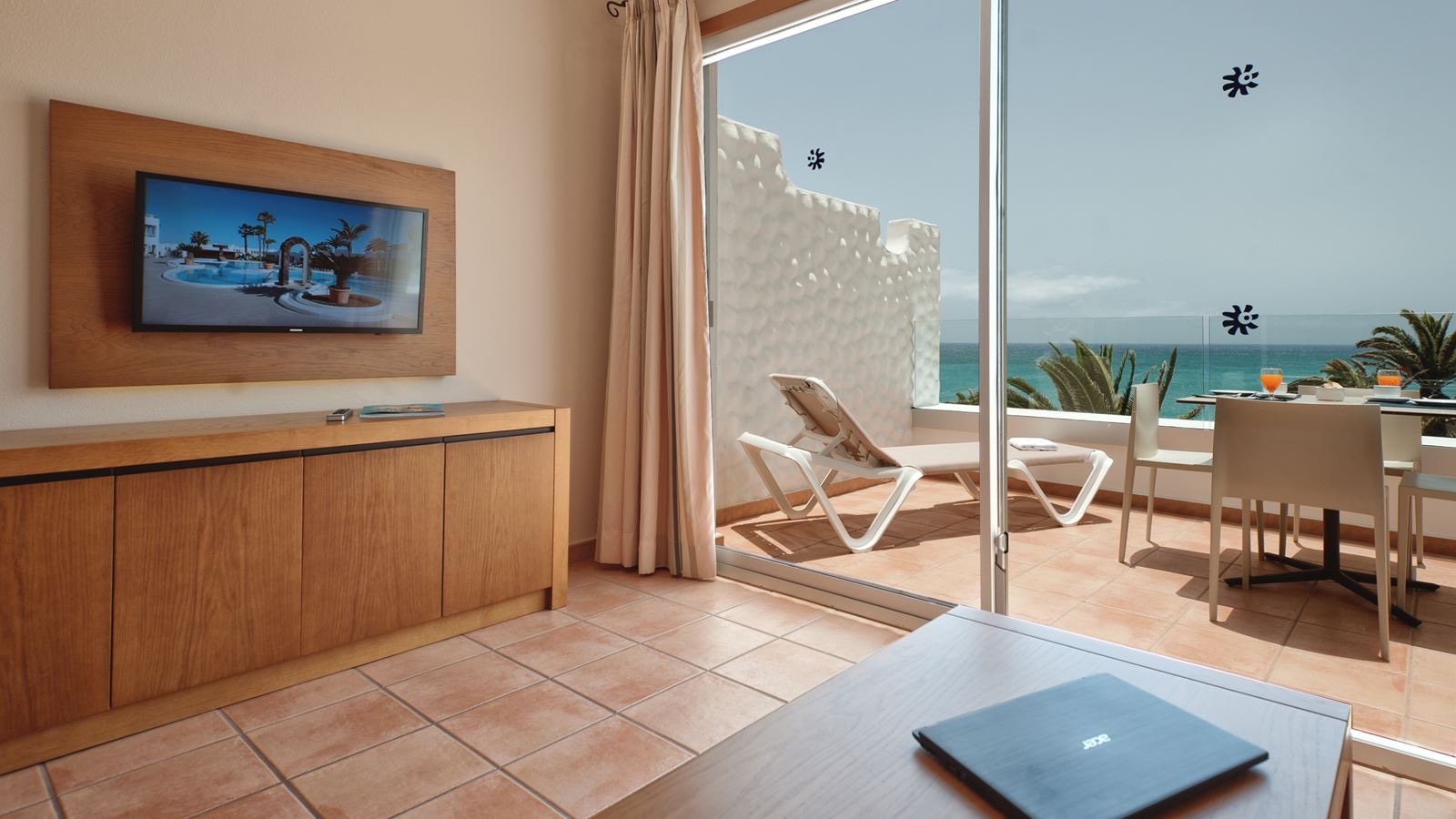 rooms-appartment-seaview-1bedroom-with-balcony-or-terrace