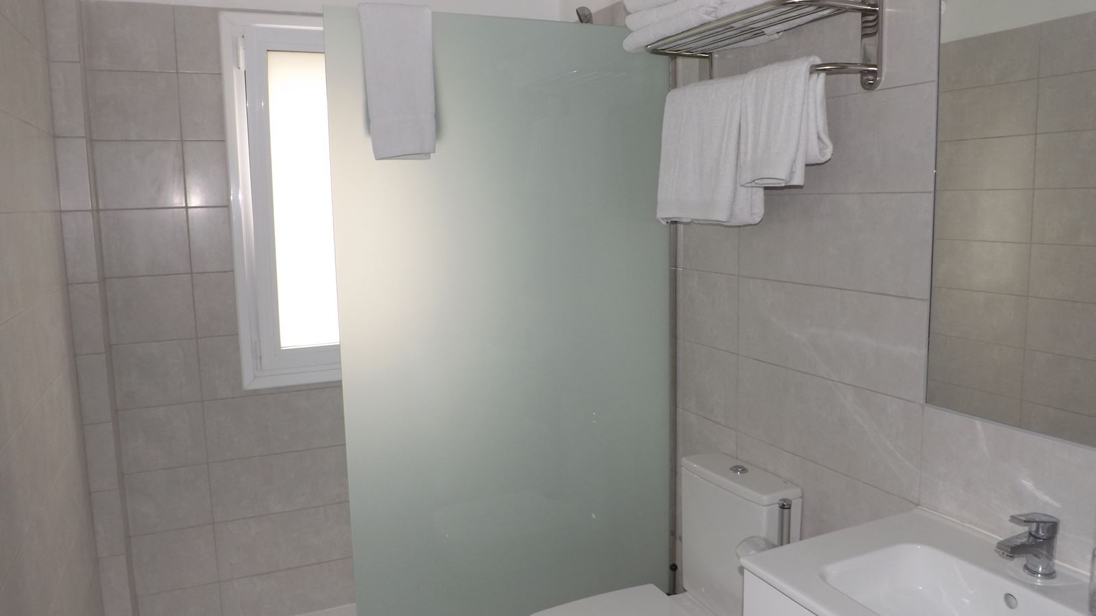 rooms-apartment-with-terrace