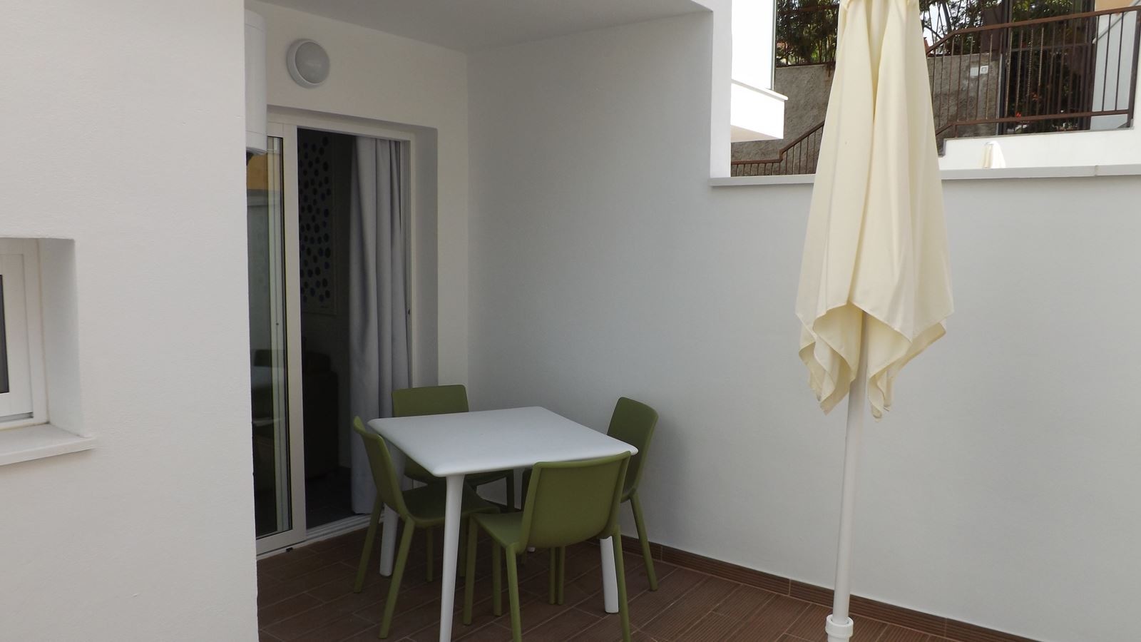 rooms-apartment-with-terrace