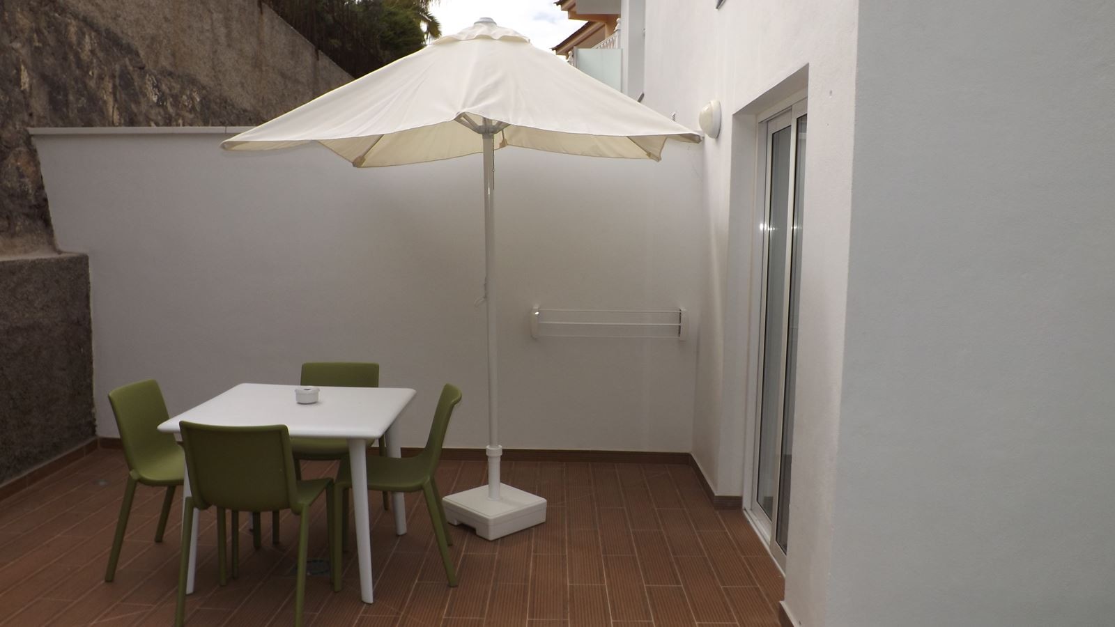 rooms-apartment-with-terrace