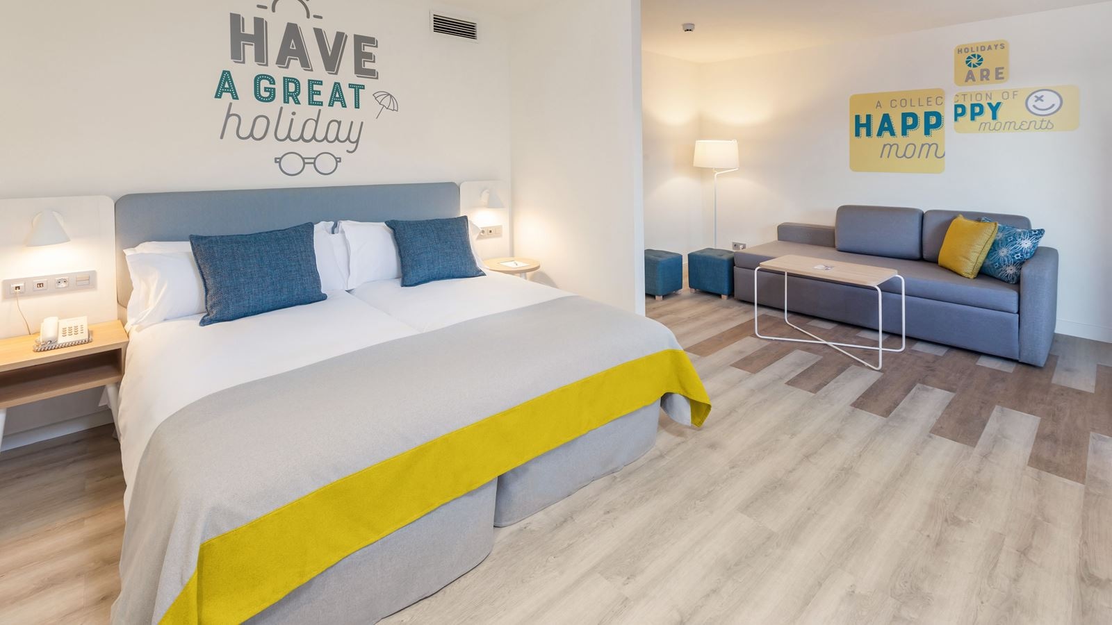 rooms-dfa-family-room-balcony